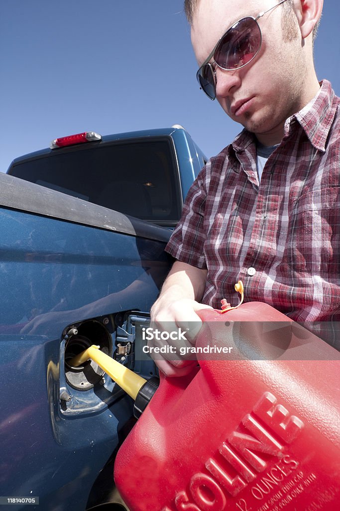 Uomo di riempimento serbatoio del carburante - Foto stock royalty-free di Adulto