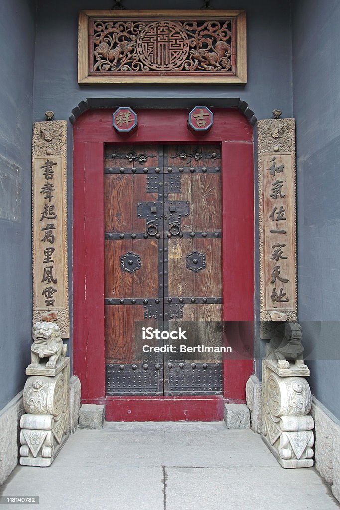 Porte chinoise vieille de tempel - Photo de Chinois libre de droits