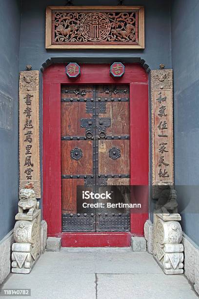 Stary Chiński Drzwi Z Tempel - zdjęcia stockowe i więcej obrazów Chińczycy - Chińczycy, Drzwi, Kultura chińska