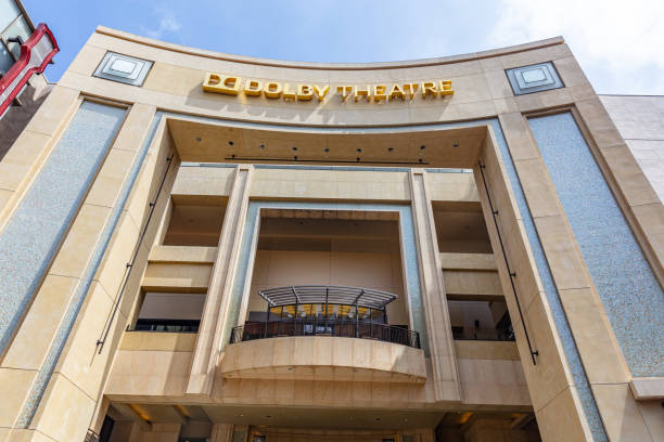 vista frontale verso l'alto del dolby movie theatre a los angeles california, stati uniti. - vista verso lalto foto e immagini stock