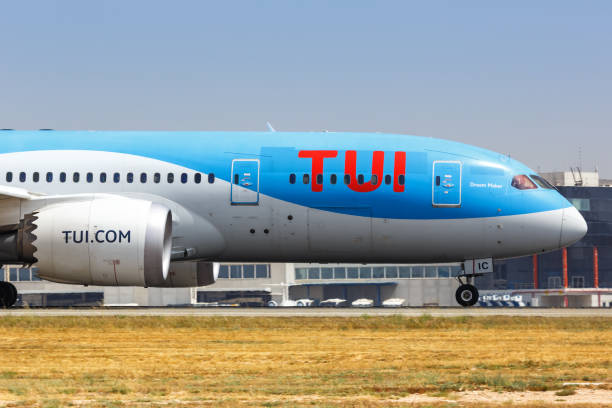 tui боинг 787-8 dreamliner самолет аликанте аэропорт - boeing 787 air vehicle airplane сток�овые фото и изображения