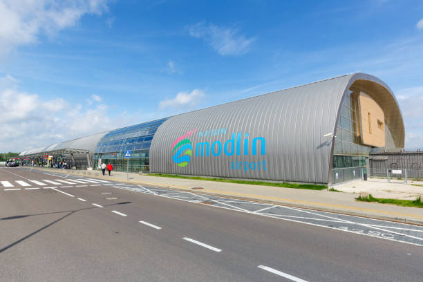terminal do aeroporto de varsóvia modlin warszawa - modlin airport - fotografias e filmes do acervo
