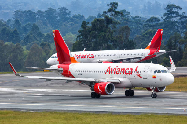 aereo airbus a319 avianca aeroporto di medellin - airbus a319 foto e immagini stock