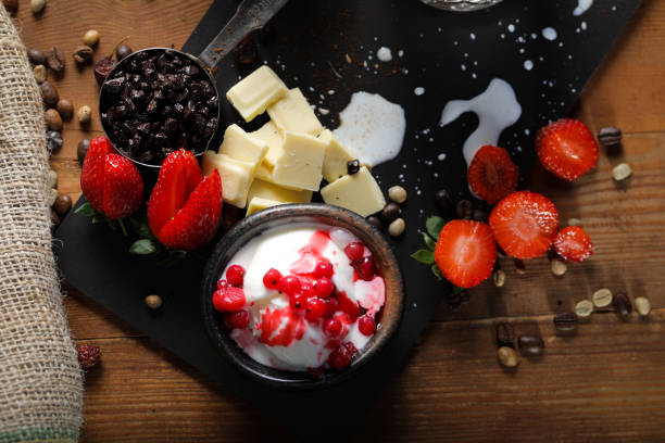istock Ice cream with strawberry and chocolate 1181416190