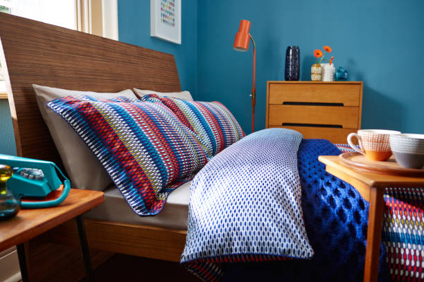 współczesne wnętrze pokoju łóżkowego - pillow cushion bed textile zdjęcia i obrazy z banku zdjęć