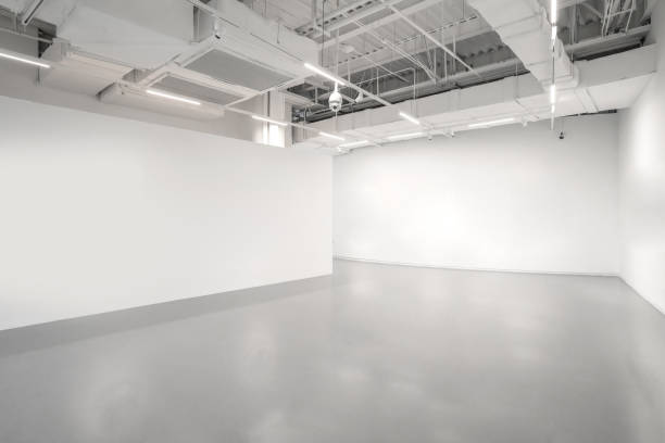 weiße wände und graue zementböden im innenraum - entrance hall indoors wall corridor stock-fotos und bilder