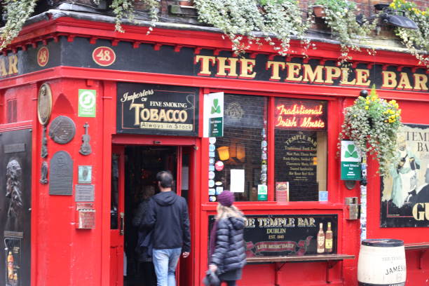 blick auf einen berühmten pub im viertel temple bar im zentrum von dublin. temple bar wird als dublins kulturviertel beworben und wird täglich von hunderten touristen besucht. - irish culture music guinness pub stock-fotos und bilder