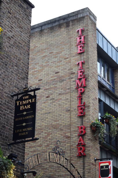 blick auf einen berühmten pub im viertel temple bar im zentrum von dublin. temple bar wird als dublins kulturviertel beworben und wird täglich von hunderten touristen besucht. - irish culture music guinness pub stock-fotos und bilder