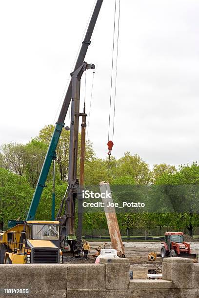 Photo libre de droit de Grue Et Construction banque d'images et plus d'images libres de droit de Arbre - Arbre, Chantier de construction, Ciel couvert