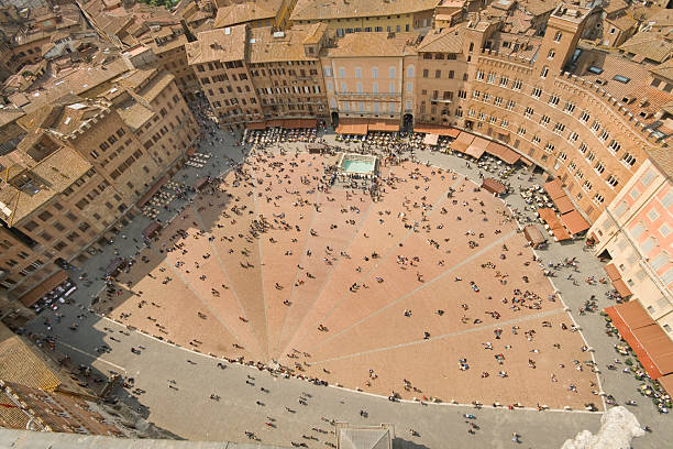 plaza del campo - torre del mangia fotografías e imágenes de stock