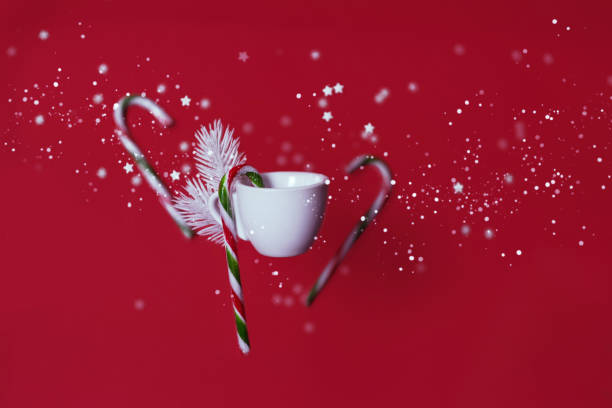 クリスマスの作文。コーヒーカップ、カラマツブランチ フラットレイ、トップビュー - candy candy cane christmas sweet food ストックフォトと画像