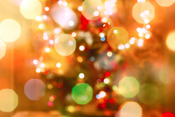 rozmyte świąteczne światło w noc bożego narodzenia - christmas lighting equipment abstract christmas lights zdjęcia i obrazy z banku zdjęć