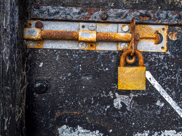 Old lock Old rusty padlock and door fungus network stock pictures, royalty-free photos & images