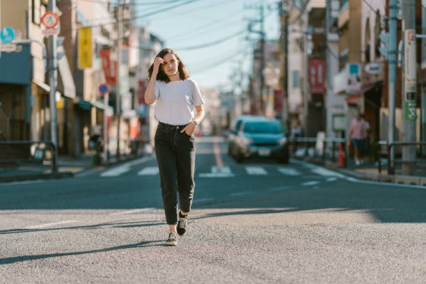 verticale de jeune et belle femme sans maquillage - japan tokyo prefecture city women photos et images de collection