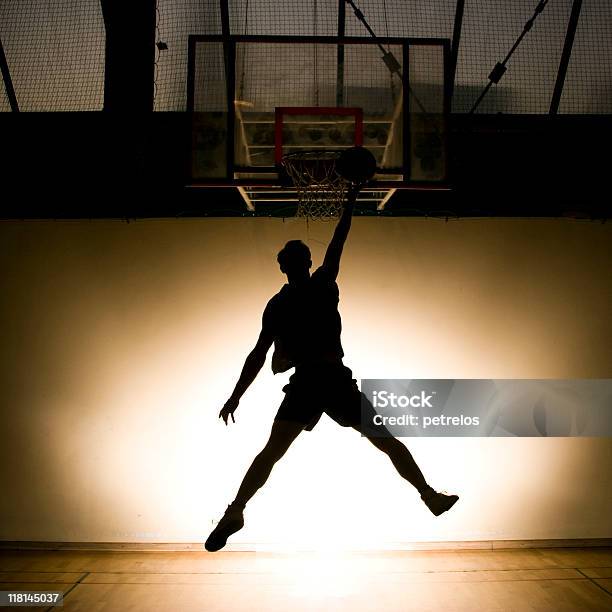 Basketball Playerjumping Mit Ball Angeleuchteten Stockfoto und mehr Bilder von Basketball - Basketball, Basketballkorb, Basketballspieler