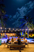 prost-zur-perfekten-insel-dinner-party-unter-vollmond.jpg?b=1&s=170x170&k=20&c=wWeY0OG5wNRWFkj_ljSLNnkaukTSzaKxDyB95SfVgCM=