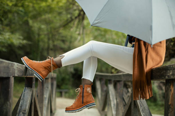 mulher com o guarda-chuva que está na ponte - bota - fotografias e filmes do acervo