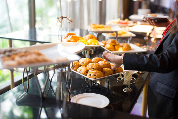 menschen gruppe catering buffet essen drinnen, mit essen und trinken, essen zusammen. - büfett stock-fotos und bilder