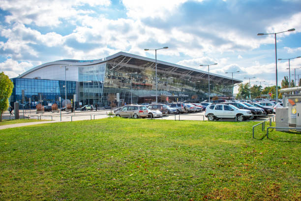 bratislava, slowakei - 6. oktober 2019: blick auf das terminal des flughafens bratislava mit parkplatz voller autos (slowakei) - editorial eastern europe europe reflection stock-fotos und bilder