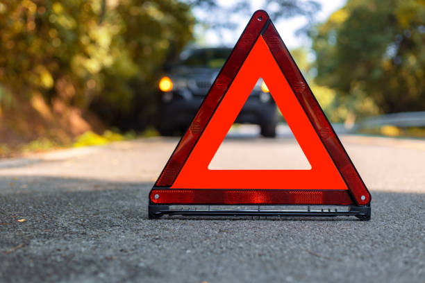 czerwony trójkąt, czerwony znak zatrzymania awaryjnego, czerwony symbol awaryjny i czarny przystanek samochodowy i parkowanie na drodze. - warning triangle triangle car warning sign zdjęcia i obrazy z banku zdjęć