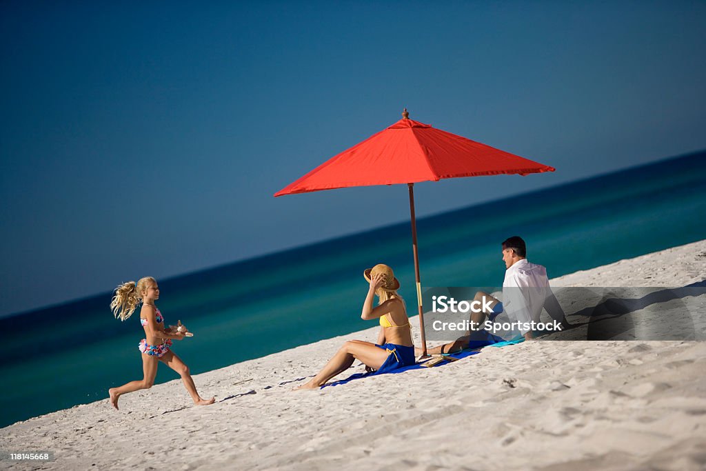 Jeune fille courir à leurs Parents dans la plage - Photo de Activité libre de droits