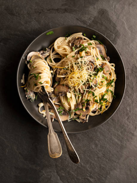 сливочные спагетти с грибами, сливочные макароны с грибами, макароны спагетти и грибы, - truffle стоковые фото и изображения