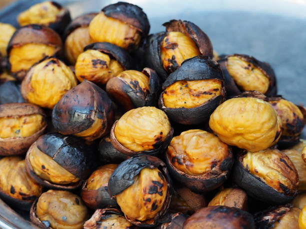 castañas en la cesta - chestnut roasted heat roasted chestnut fotografías e imágenes de stock