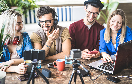 Jóvenes amigos felices compartiendo contenido en la plataforma de streaming con cámara web digital - Concepto de marketing moderno con chicos y chicas milenales divirtiéndose vlogging feeds en vivo en la red social photo