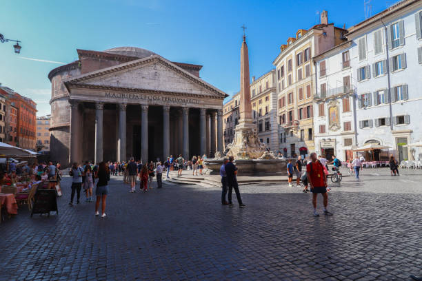 piazza panteón en roma italia con turistas y panteón - ancient rome rome fountain pantheon rome fotografías e imágenes de stock