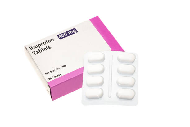общие таблетки ибупрофена - ibuprofen стоковые фото и изображения