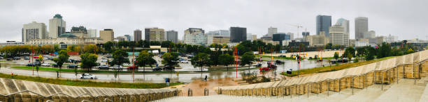 scène panorama skyline de winnipeg (manitoba) - urban scene canada city winnipeg photos et images de collection