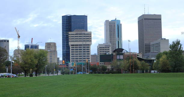 vista skyline di winnipeg, canada - canada main street manitoba winnipeg foto e immagini stock