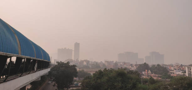 тяжелое загрязнение воздуха дели, как видно из дели станции метро. - delhi new delhi panoramic india стоковые фото и изображения