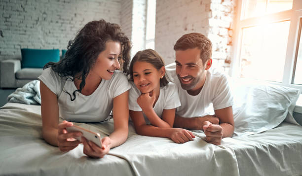 istock Family in bed 1181473248