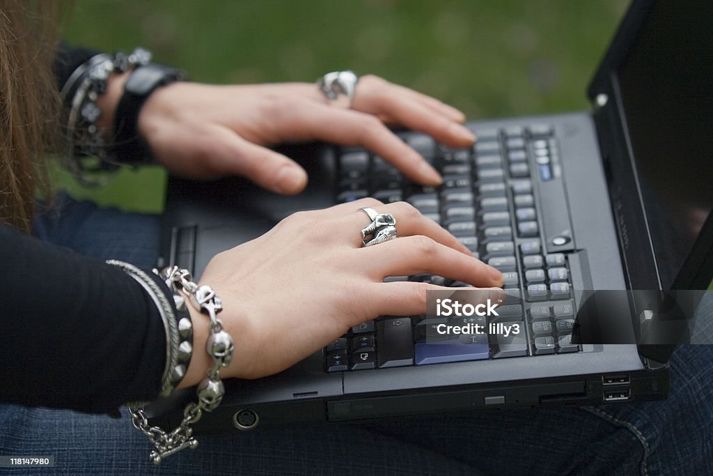 Femmina mani digitando sul computer portatile - Foto stock royalty-free di Goth