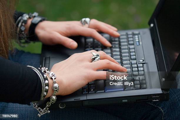 Femmina Mani Digitando Sul Computer Portatile - Fotografie stock e altre immagini di Goth - Goth, Punk, Computer portatile