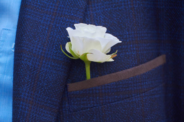 plan rapproché d'une boutonnière rose blanche dans une poche d'une veste bleue de costume, foyer sélectif - pocket suit close up shirt photos et images de collection