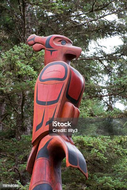 Photo libre de droit de Haut Dun Totem Dans Les Bois banque d'images et plus d'images libres de droit de Aigle - Aigle, Amérique du Nord, Antique