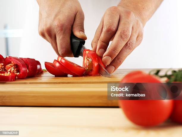 Tomate De Corte Foto de stock y más banco de imágenes de Adulto - Adulto, Agarrar, Alimento