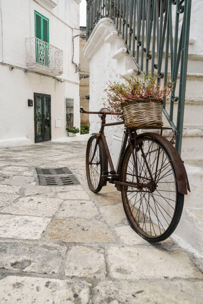 istock Old and rusty bike lean on wall at street 1181486589