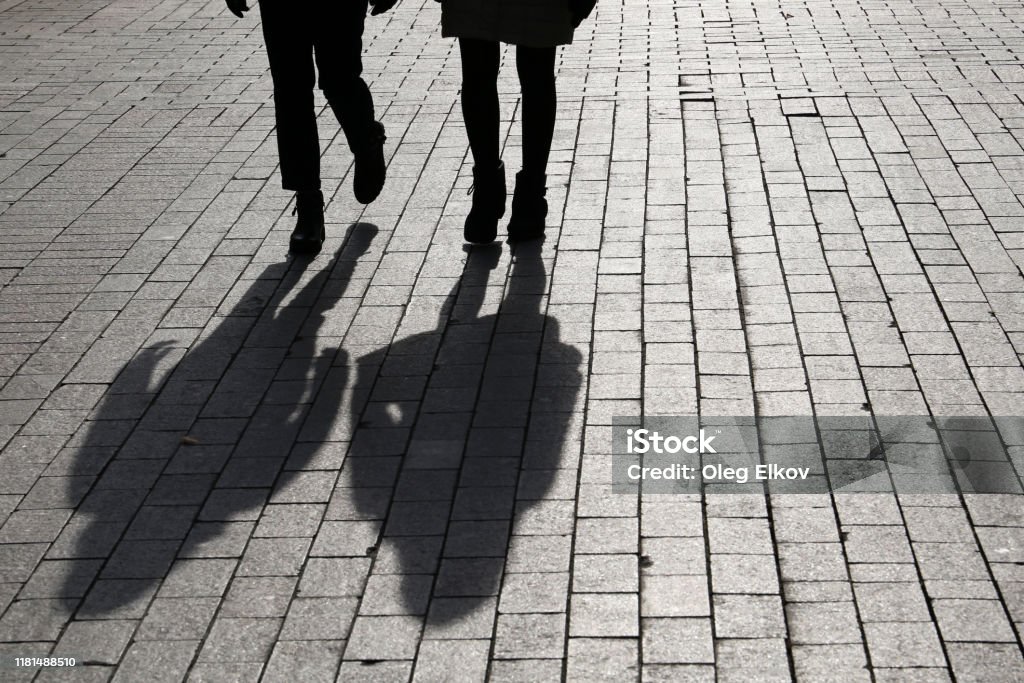 Siluetas Y Sombras De Pareja Caminando Por La Calle Foto de stock y más  banco de imágenes de Reino Unido - iStock