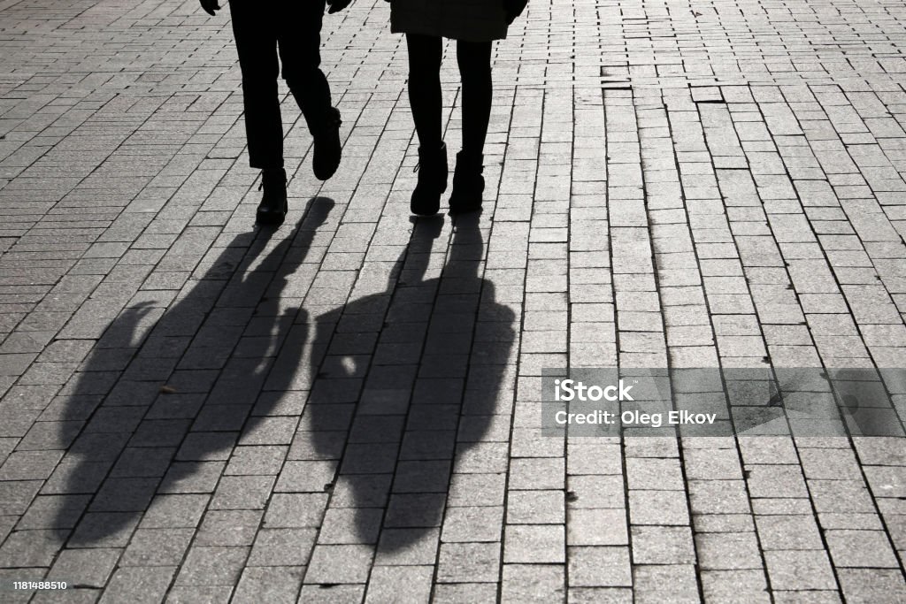 Siluetas Y Sombras De Pareja Caminando Por La Calle Foto de stock y más banco de imágenes de Reino Unido - iStock Siluetas Y Sombras De Pareja Caminando Por La Calle Foto de stock y más banco de imágenes de Reino Unido - iStock