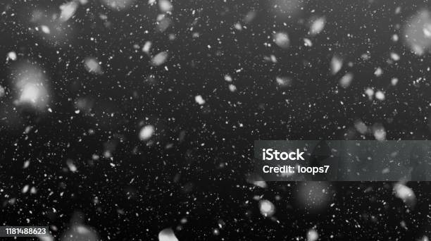 夜幕降臨雪花向量圖形及更多雪圖片 - 雪, 下雪, 黑色的背景