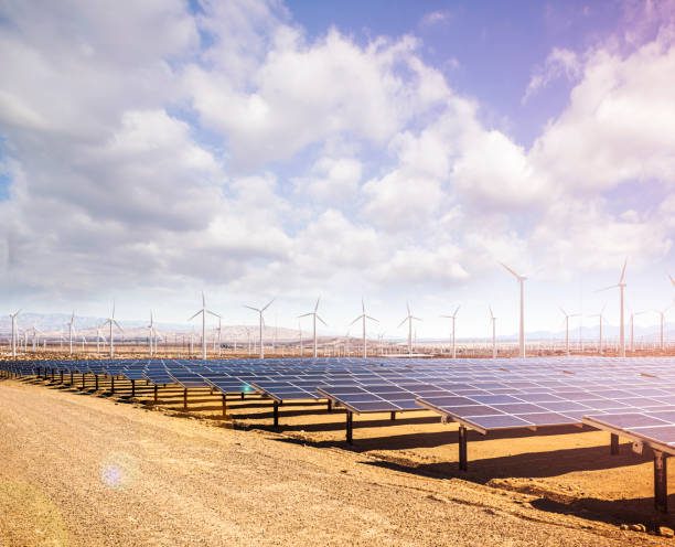 태양 전지 패널 및 풍차 분야 - solar panel wind turbine california technology 뉴스 사진 이미지