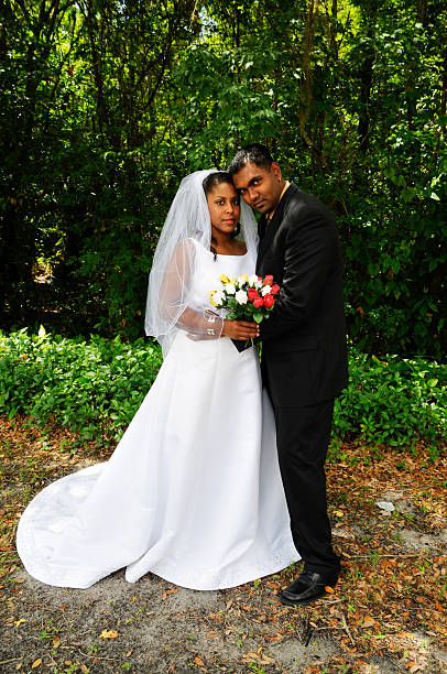 porträt eines vielfältigen braut und bräutigam - wedding black american culture bride stock-fotos und bilder