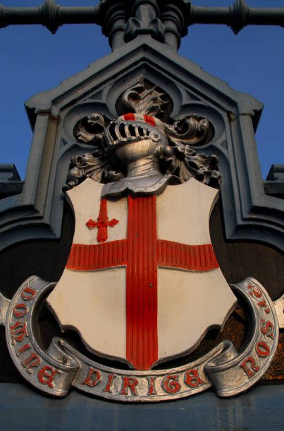 armoiries de la city de londres, tower bridge, londres, angleterre - english flag st george flag flying photos et images de collection