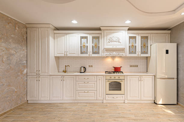 intérieur moderne de cuisine blanc et beige de luxe - cream coloured sink faucet home interior photos et images de collection