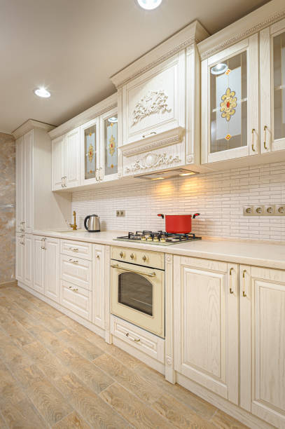 intérieur moderne de cuisine blanc et beige de luxe - cream coloured sink faucet home interior photos et images de collection