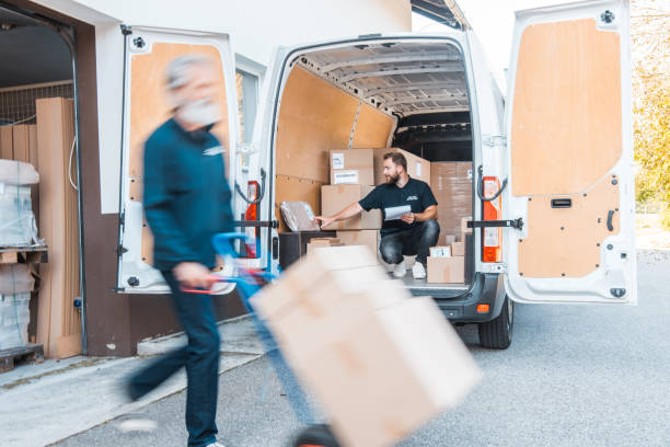 pequeño grupo de personas descargando la furgoneta de reparto - working retirement blurred motion distribution warehouse fotografías e imágenes de stock