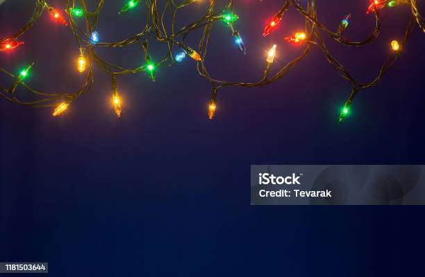 Kopya Alanı Ile Mavi Arka Plan Üzerinde Noel Işıkları Stok Fotoğraflar & Yılbaşı Işıkları‘nin Daha Fazla Resimleri